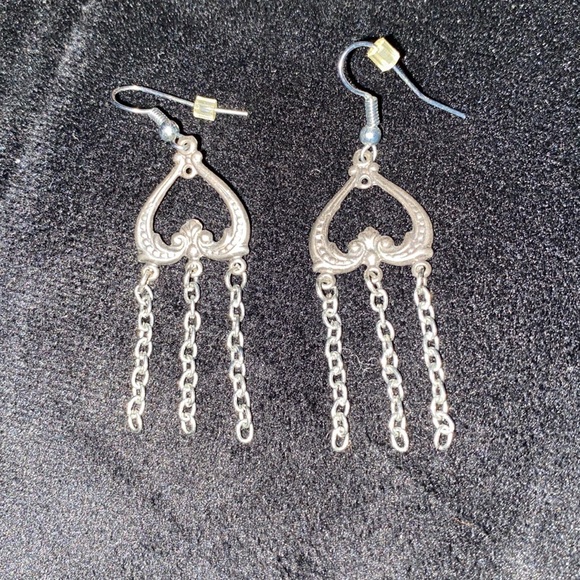 Silver-like metal heart dangle earrings - Picture 2 of 2